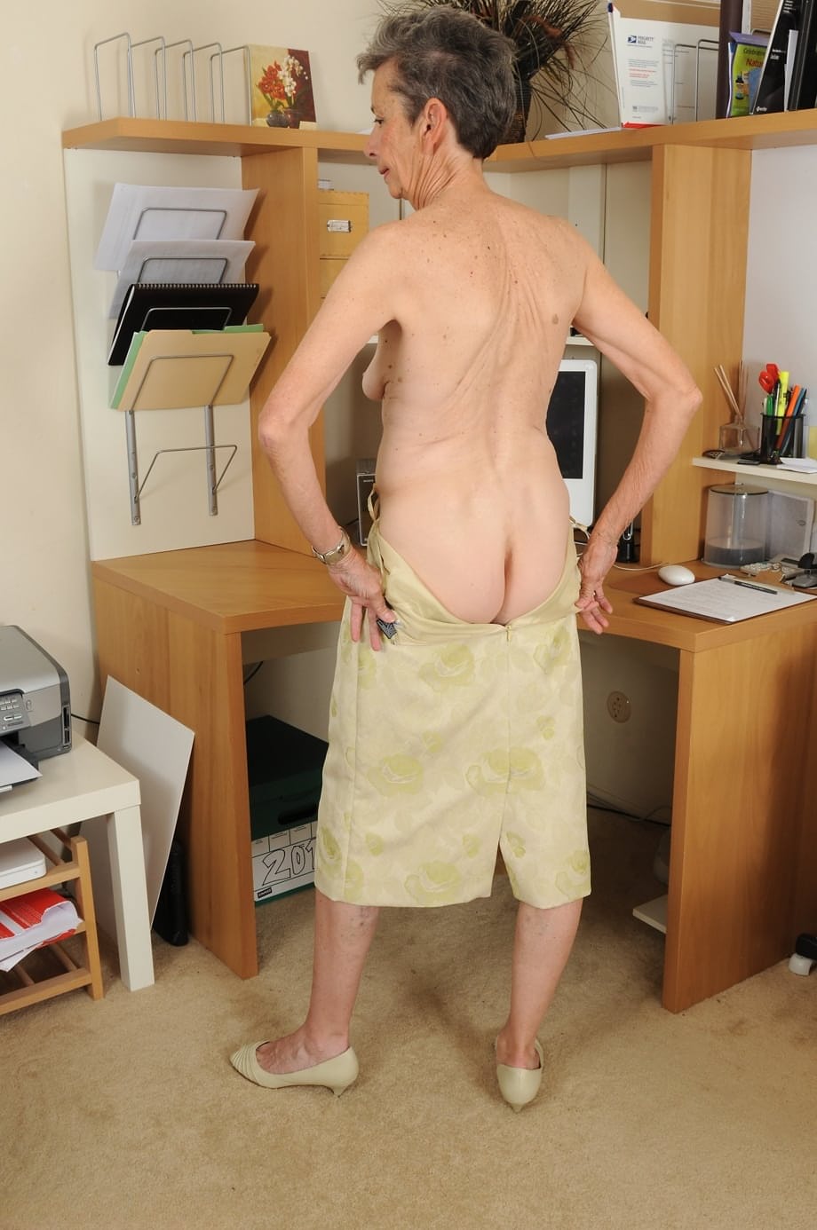 Cassie, l'appassionata segretaria nonnina formosa, rivela il suo corpo maturo e nudo ai tuoi occhi lussuriosi - 12