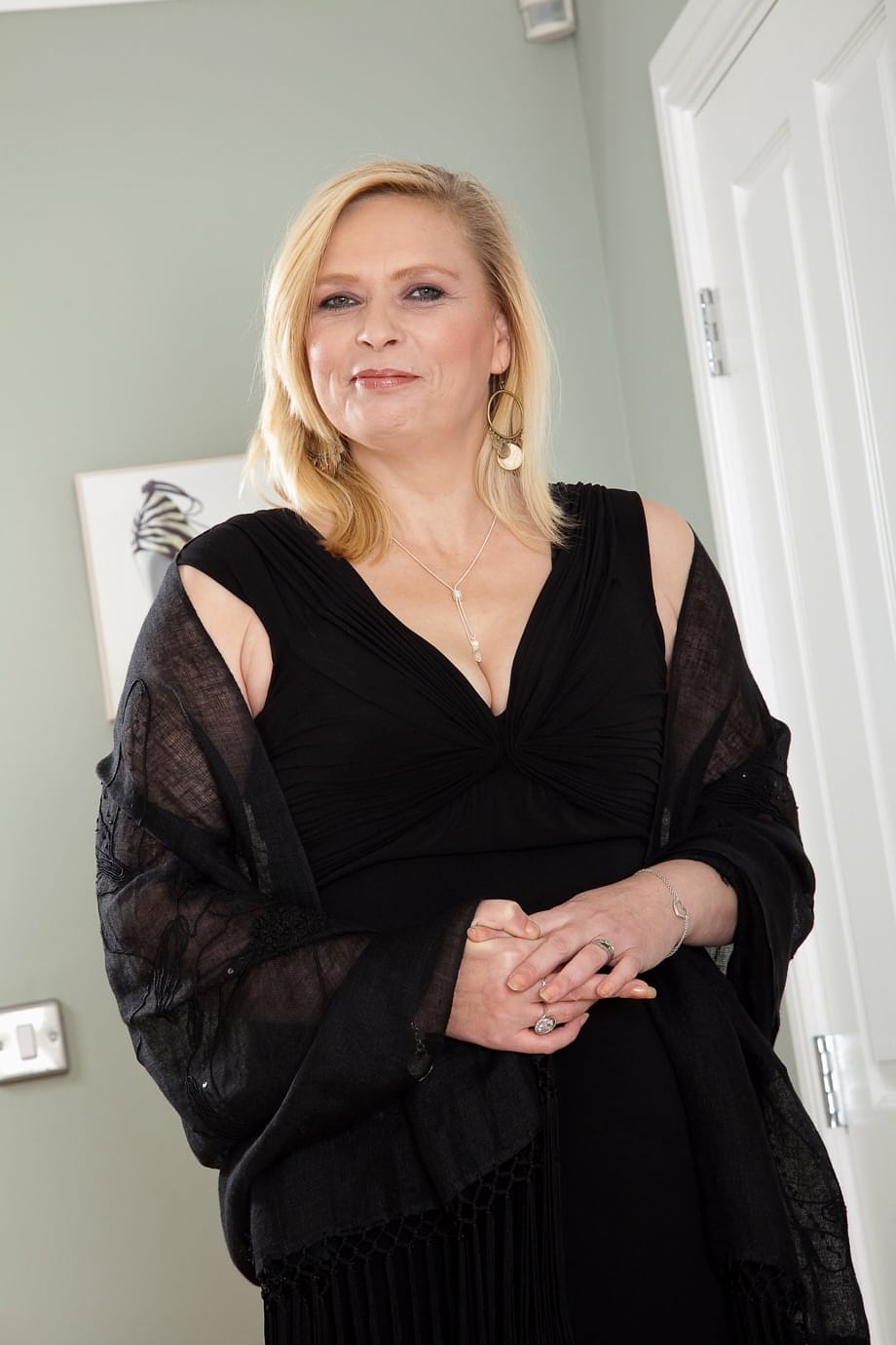 La rubia seductora Tamara se quita el vestido negro revelando curvas perfectas con medias sedosas - 1