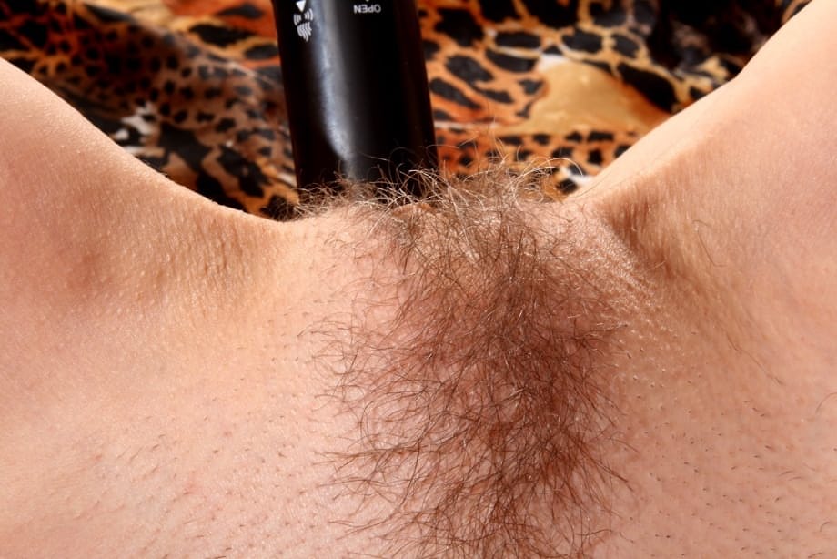 La matura Ginger B si spalanca le gambe, infilando le dita nella sua figa pelosa e inzuppata, in un'orgia masturbatoria solitaria - 19