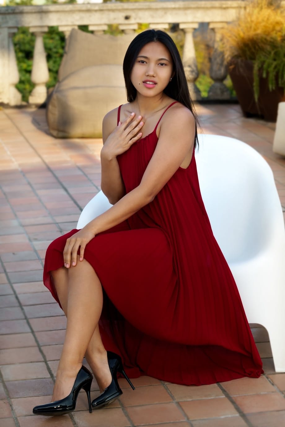 La sensual May Thai se quita su elegante vestido color burdeos revelando su apretado coño rosado - 1