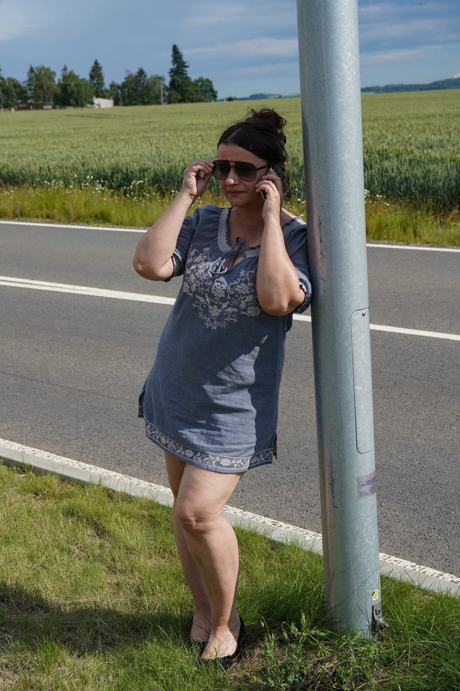La MILF Yvette Moore, con tette enormi, prosciuga il grosso cazzo di un fortunato giovane autista del taxi - 1