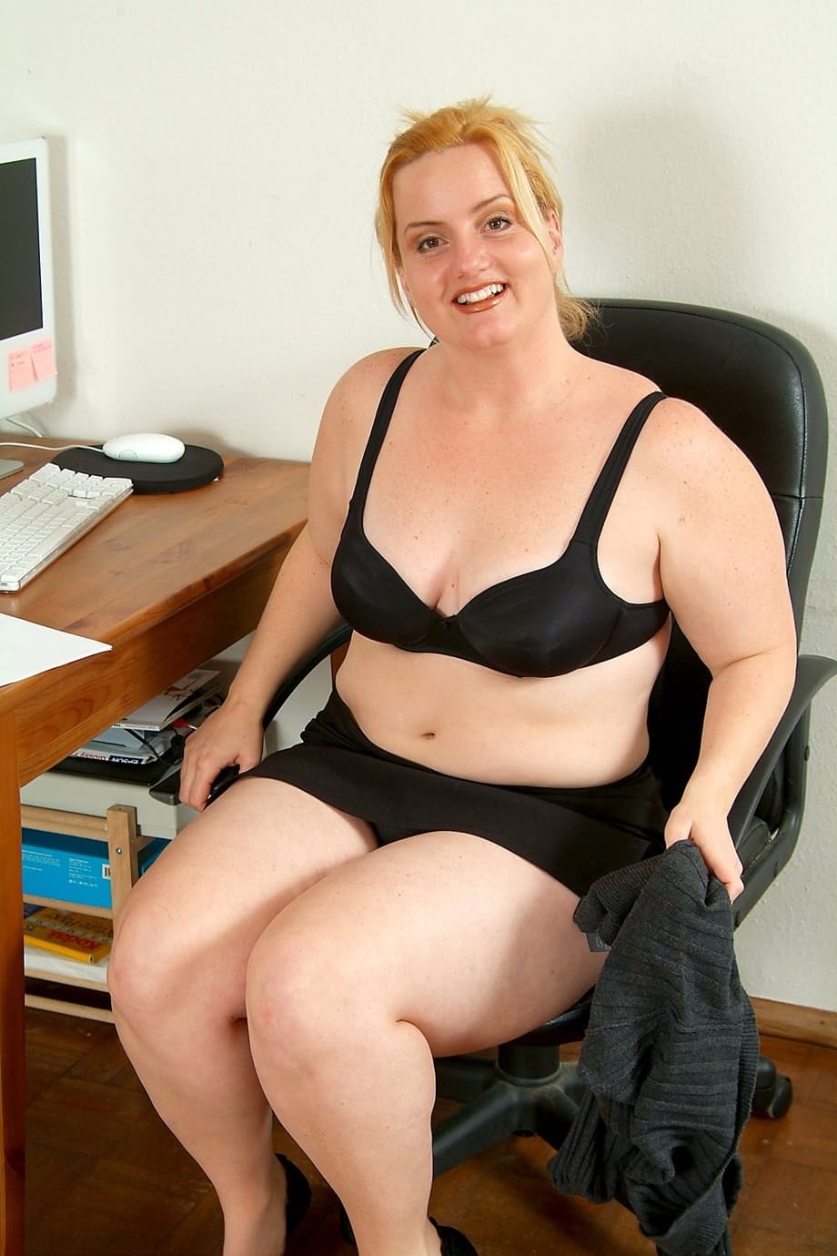 Solsa flaunts her huge bare ass in steamy office striptease - 5