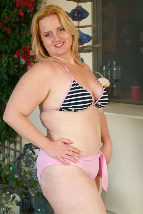 Solsa si spoglia nuda stuzzicando le sue curve formose e la figa rasata succosa - 4