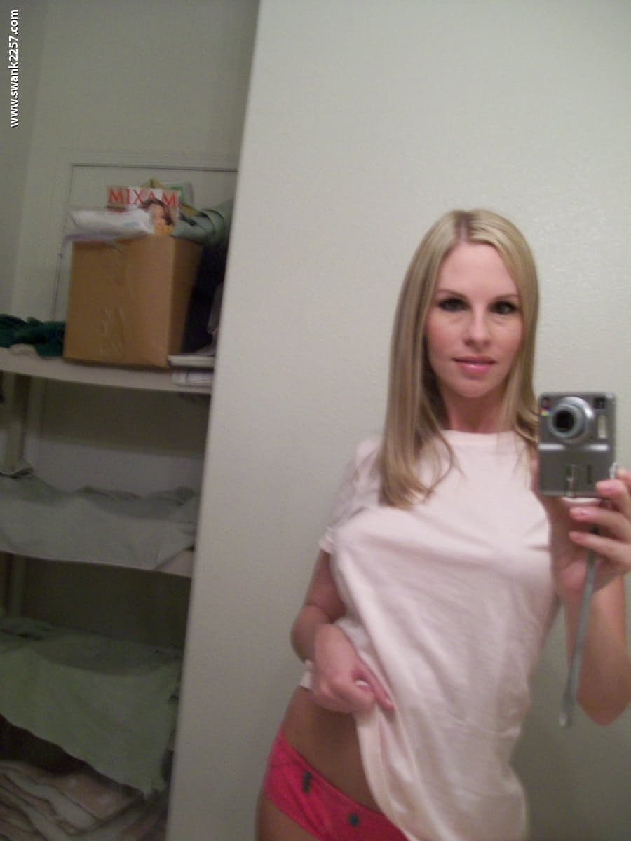 Aimee Addison écarte ses lèvres de chatte serrées et brillantes pour aguicher - 2