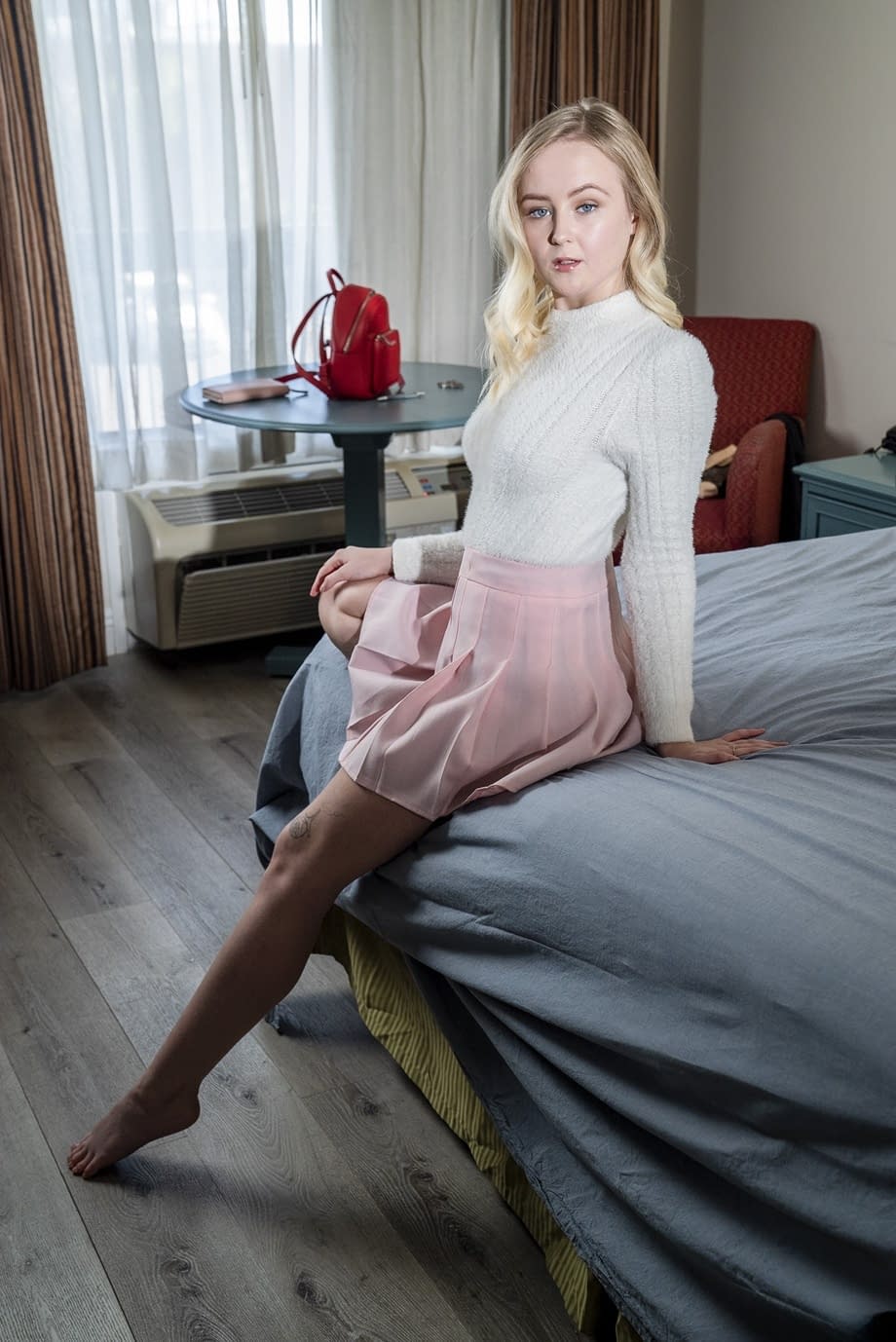 La jovencita rubia Natalia Queen mostrando su apretado coño chorreante y sus perfectos pechos perky - 1