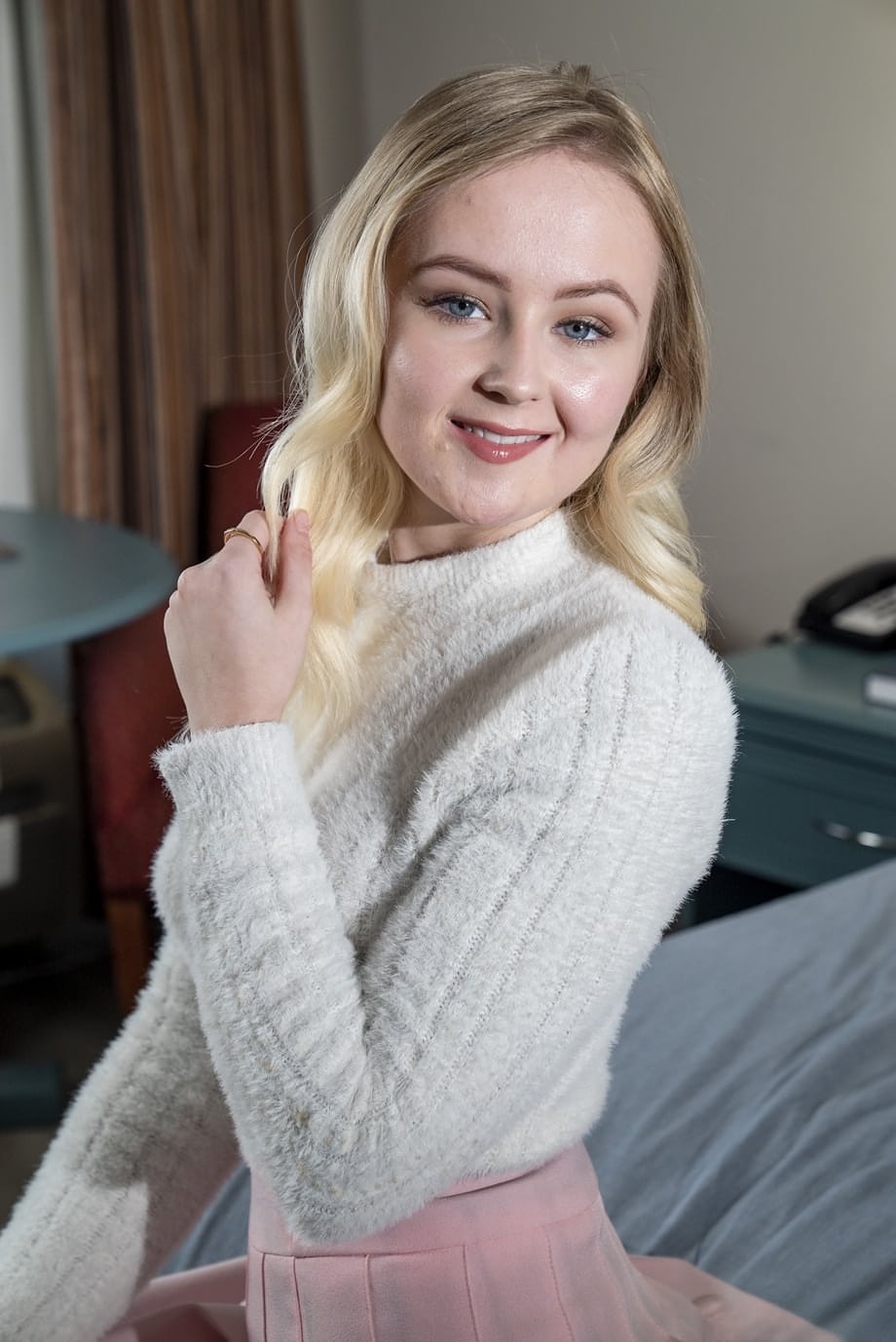 La jovencita rubia Natalia Queen mostrando su apretado coño chorreante y sus perfectos pechos perky - 2