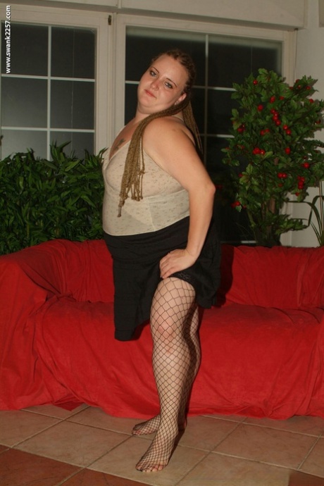 Mature formosa e castana Babuci divora un cazzo spesso e monta con foga da cowgirl inversa - 11