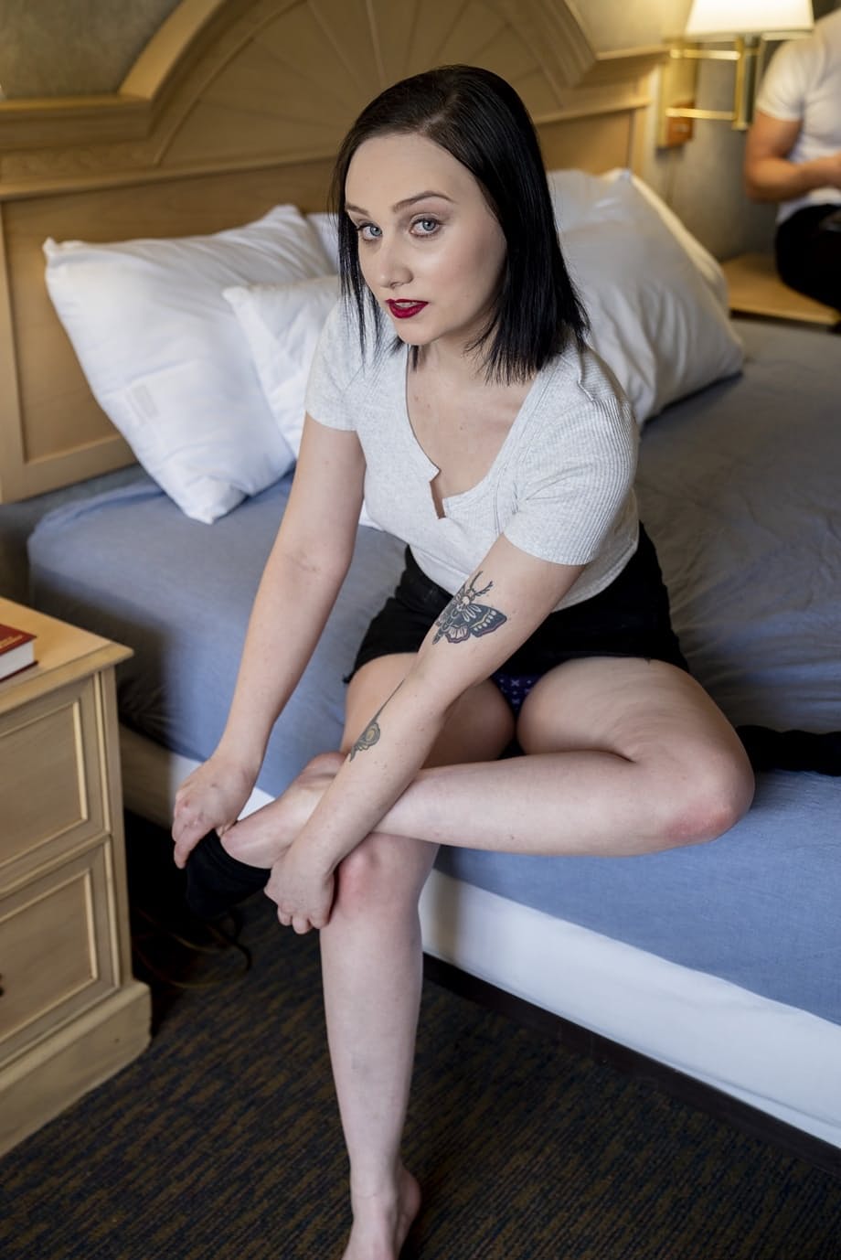 Gwen Vicious dévoile son corps ado tatoué pendant qu'elle se masturbe de façon séduisante sur des draps de soie - 18