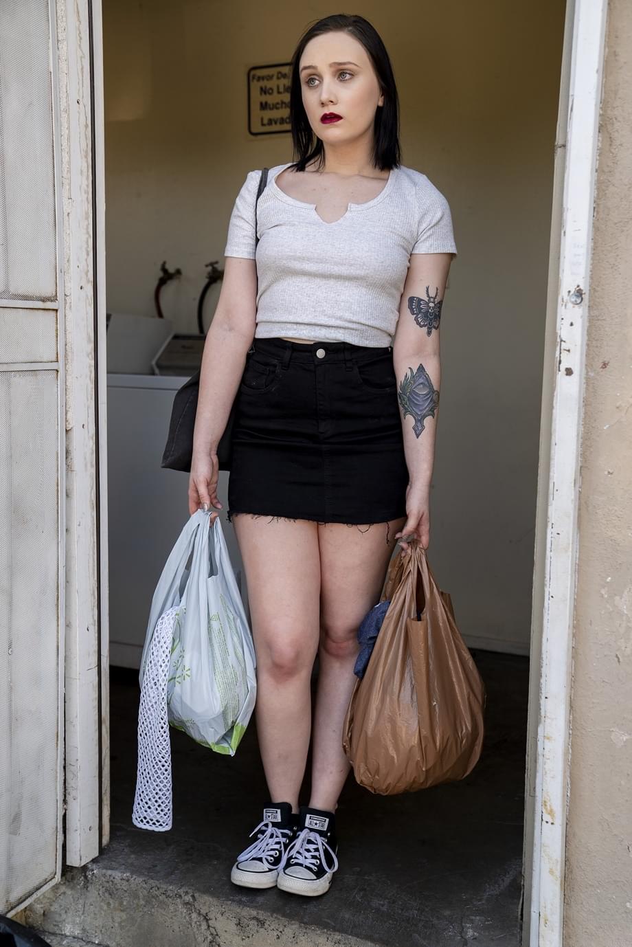 Gwen Vicious dévoile son corps ado tatoué pendant qu'elle se masturbe de façon séduisante sur des draps de soie - 19