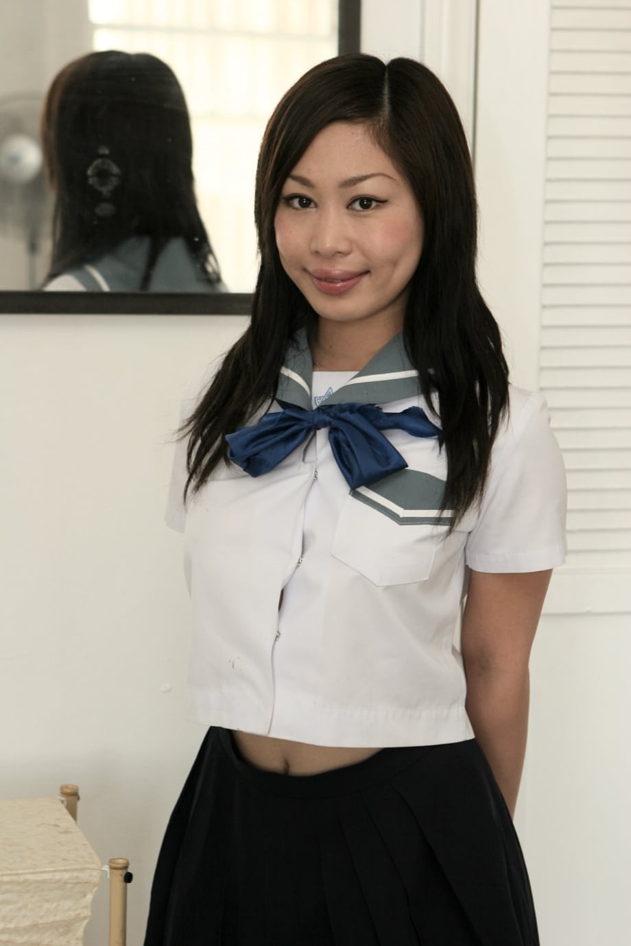 Yumi Lee portant un uniforme d'écolière asiatique sexy met en valeur son corps voluptueux - 11