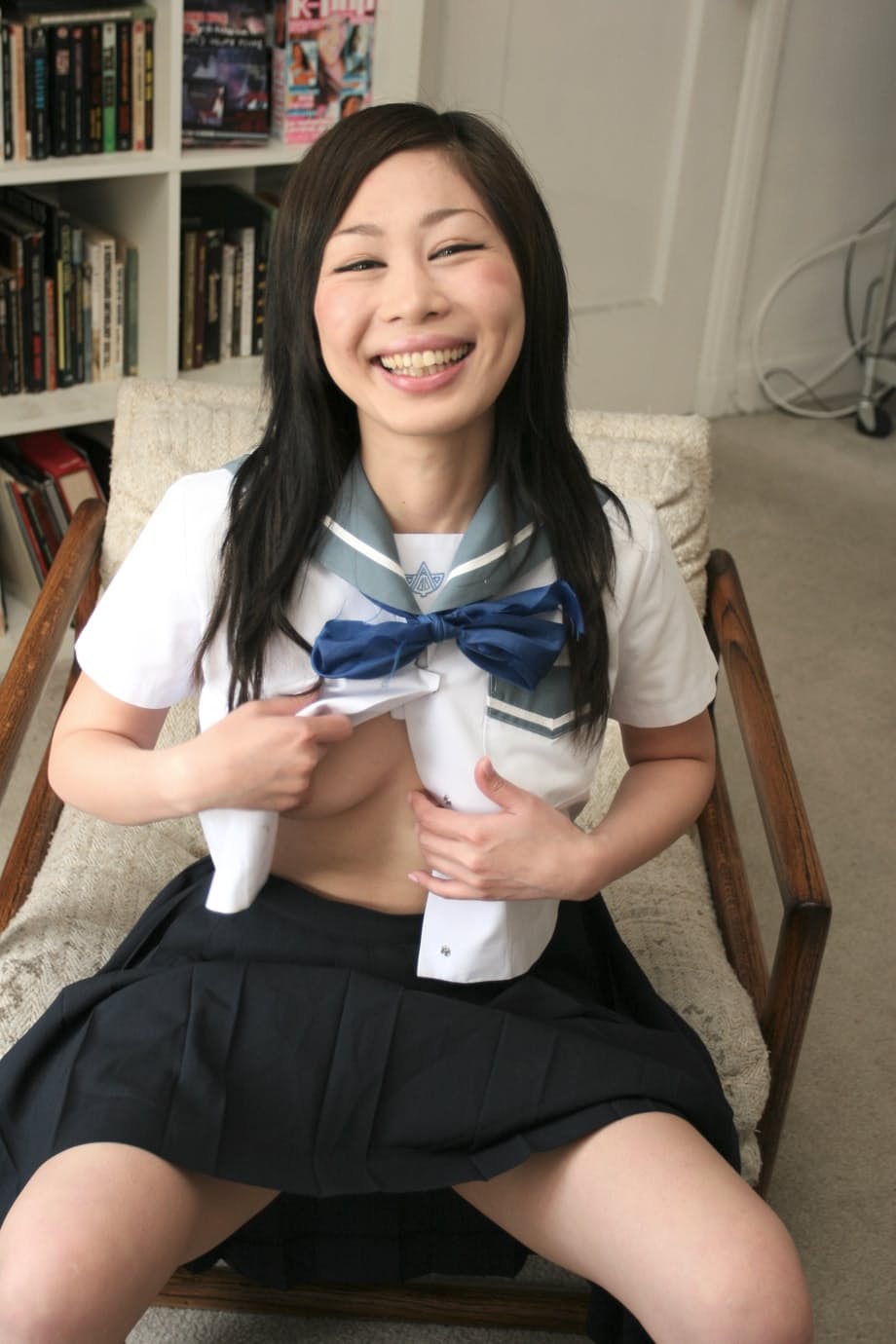 Yumi Lee portant un uniforme d'écolière asiatique sexy met en valeur son corps voluptueux - 13