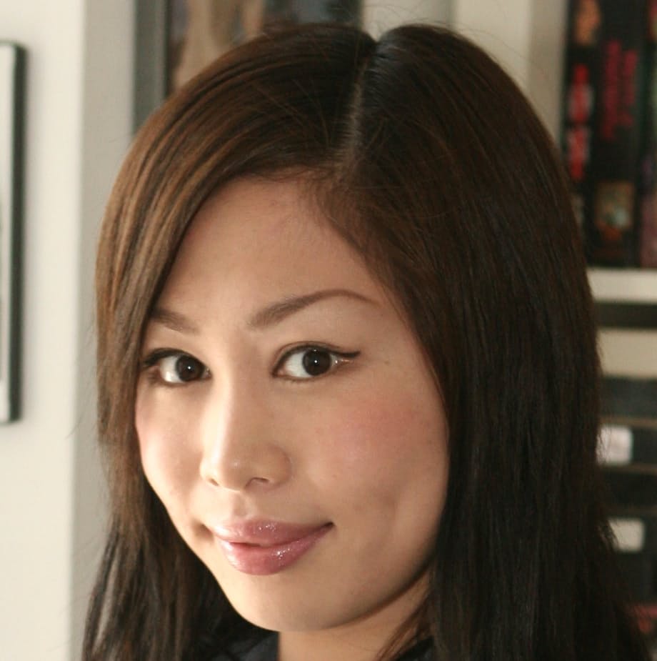 Yumi Lee portant un uniforme d'écolière asiatique sexy met en valeur son corps voluptueux - 21
