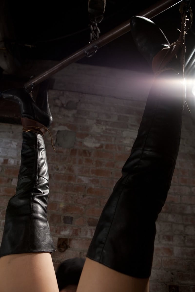 La asquerosa MILF Candy Manson, colgada de cadenas, sufre una brutal sesión de follada en la cara. - 5