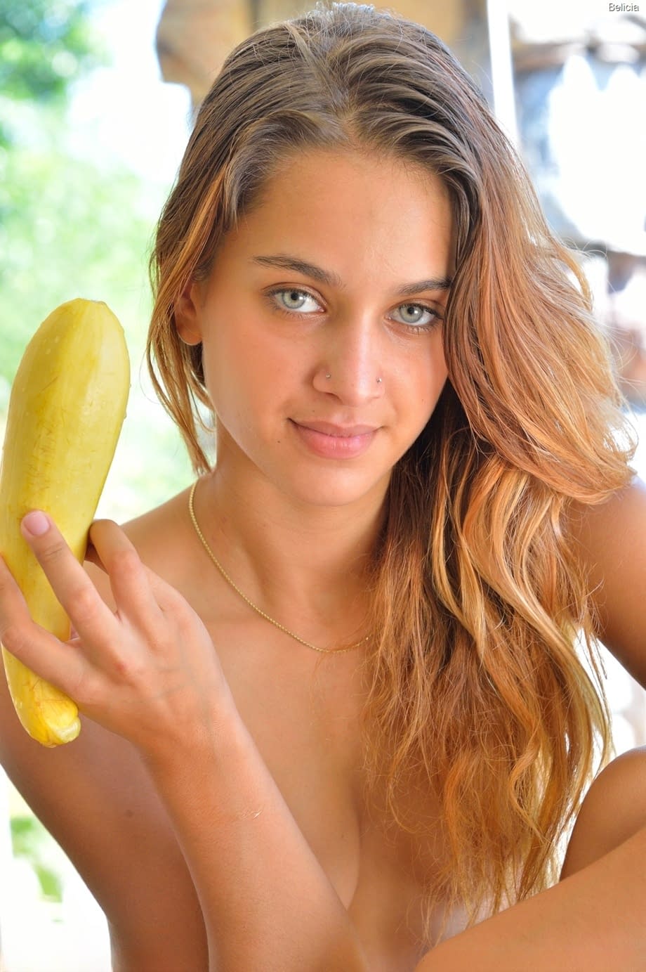 Uma Jolie taquine sur la table en montrant son piercing nasal, se livrant à une masturbation lascive - 17