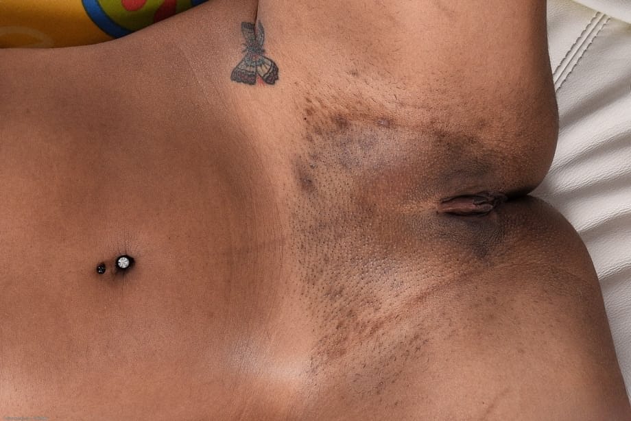 Zoey Reyes revela seductora mente sus pequeños senos ebano y sus agujeros intactos - 13