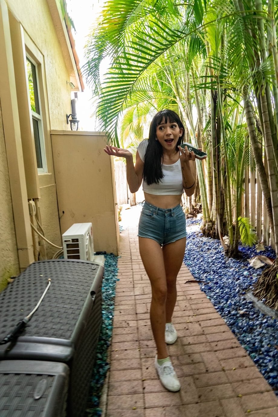 Riley Jean grita en éxtasis crudo mientras es martilleada brutalmente y empapada en espeso semen monstruoso en la cara - 1