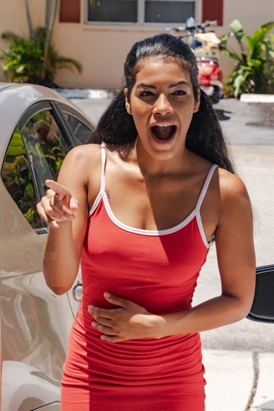 La chaude Maya Farrell se déshabille de sa robe rouge sur le canapé pour un bon coup intense et cru - 2