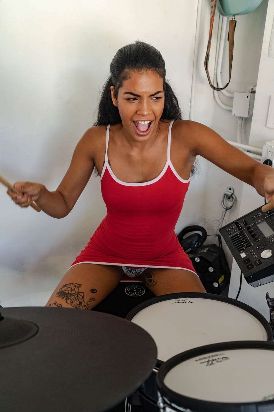 La chaude Maya Farrell se déshabille de sa robe rouge sur le canapé pour un bon coup intense et cru - 5