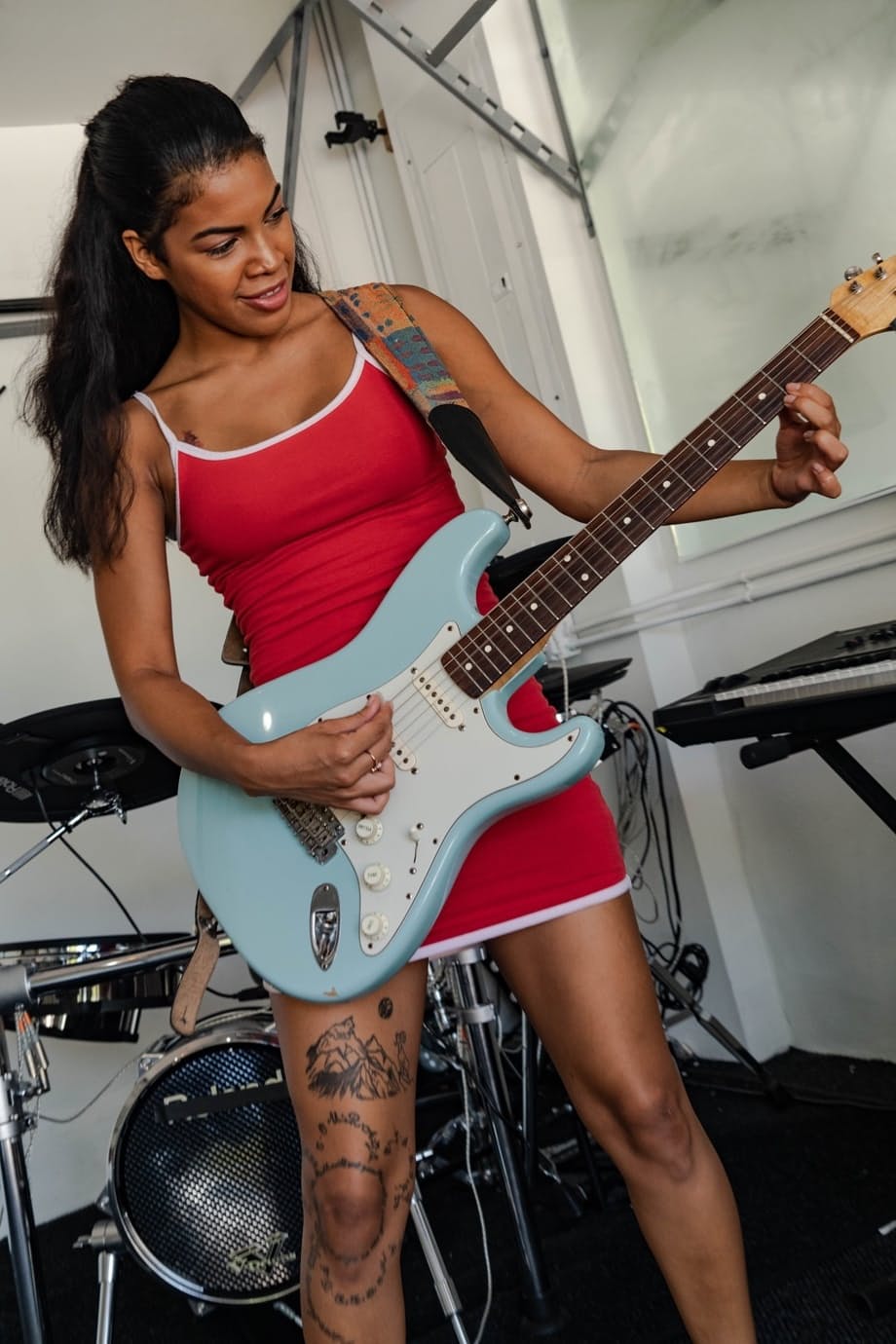 La chaude Maya Farrell se déshabille de sa robe rouge sur le canapé pour un bon coup intense et cru - 6