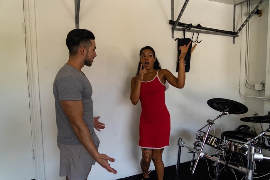 La chaude Maya Farrell se déshabille de sa robe rouge sur le canapé pour un bon coup intense et cru - 8