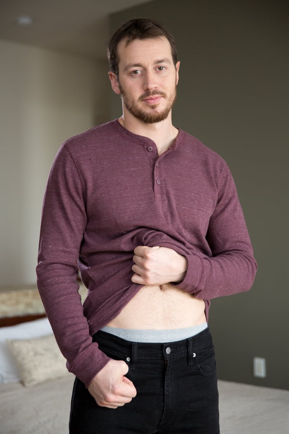 Ryan Jordan en anal à cru et sans capote avec l'étalon gay musclé Mark Long - 8