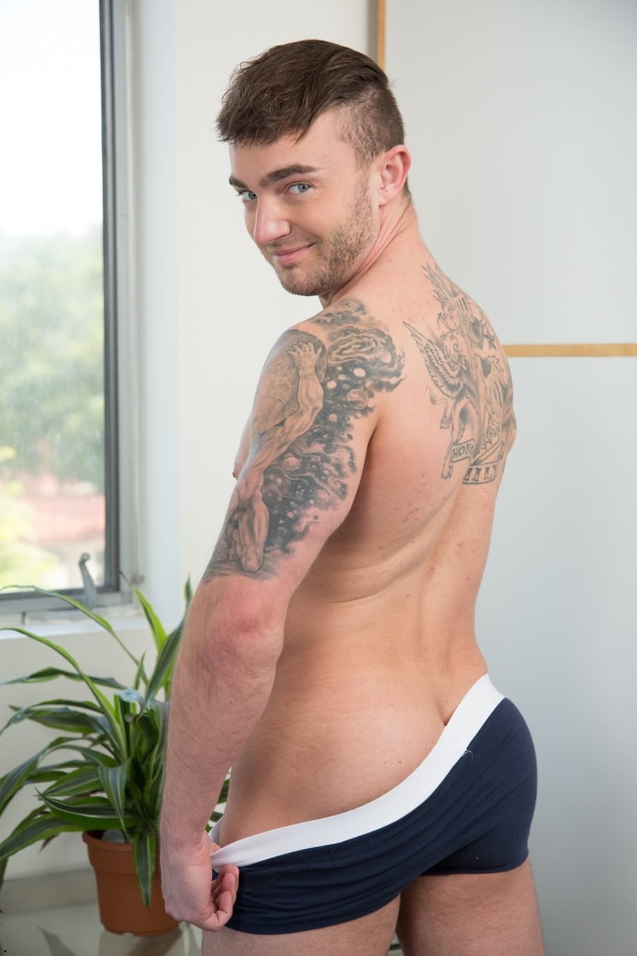Sculpted muscle Jake Ashford gets ravaged bareback by hung Mark Long - 3