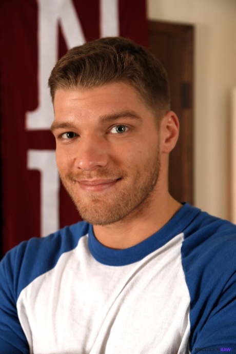 Rod Peterson si unisce a muscolosi sportivi per un quartetto sessuale con anal bareback e sizzling rimming. - 3