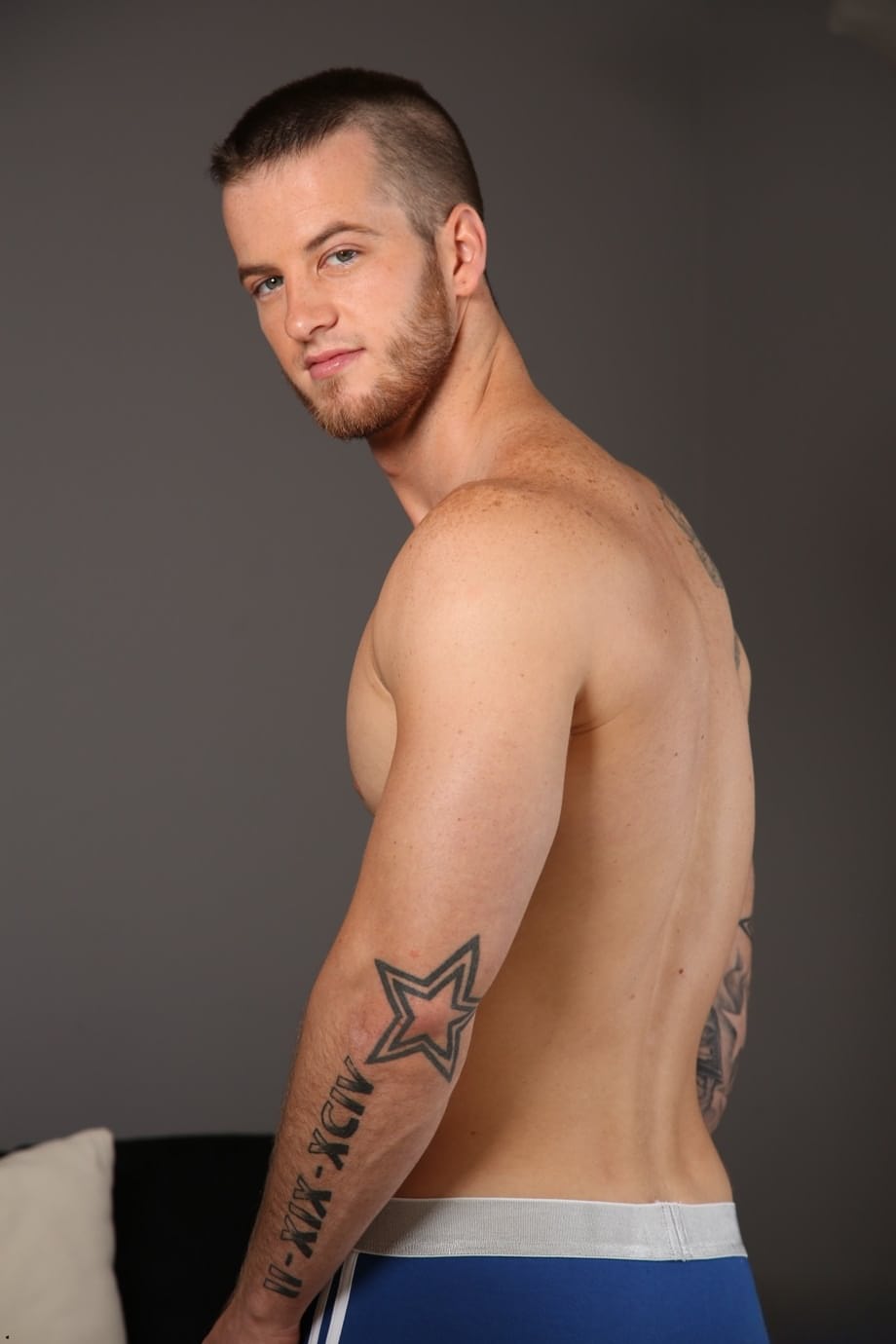 Quentin Gainz surrenders his tight ass to tattooed top stud Markie More - 3