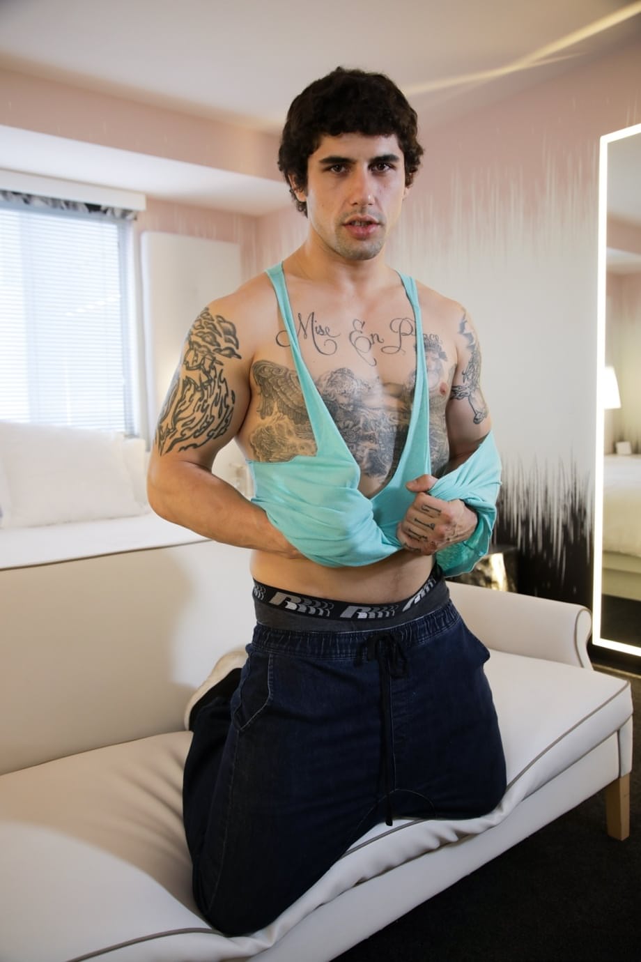 Jimmy Clay se desnuda ansioso por recibir un anal duro de su curioso vecino de al lado - 1