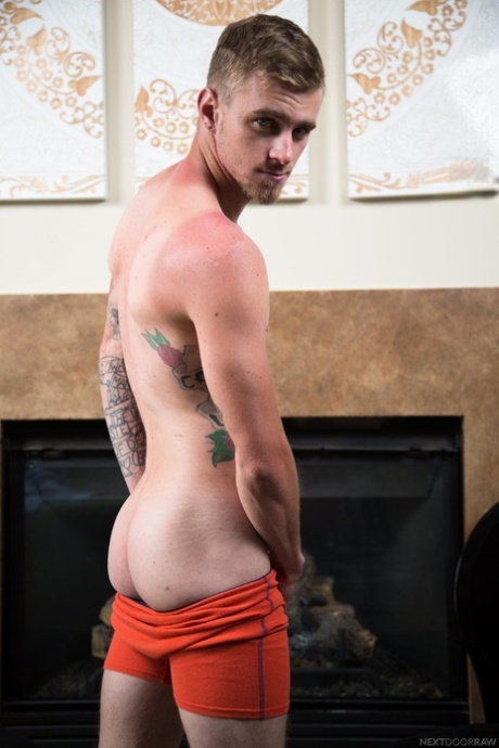 Il corpo magro e tatuato di Ryan Jordan viene riempito con forza da Dalton Riley - 3
