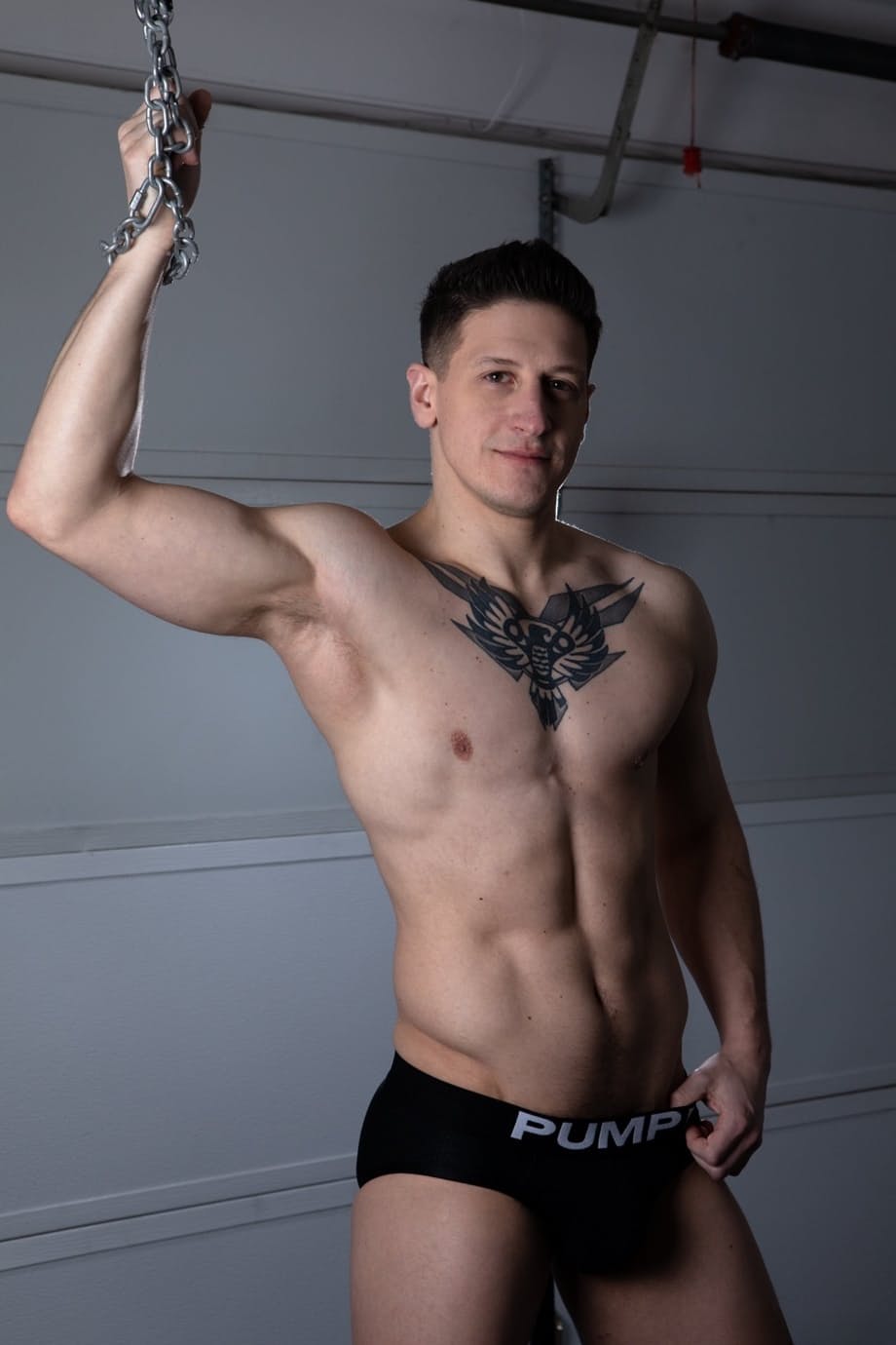 Dalton Riley y Michael Boston intercambiando pollas crudas masculinas y musculosas - 1