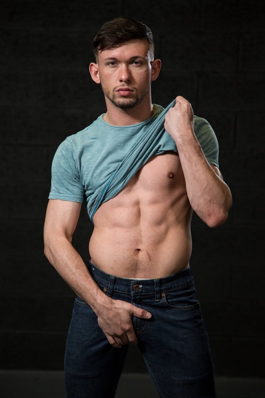 Gabriel Cross e Mikey Junior intercambian sus varas palpitantes en un encuentro gay caluroso y sensual - 2