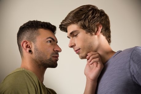 Ian Greene et Chad Piper se déchaînent dans une sodomie crue en levrette sur les escaliers - 5