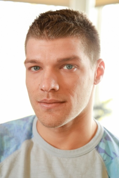 Handsome gay guy Bridger Watts dicks brunette Johnny Riley's mouth and asshole