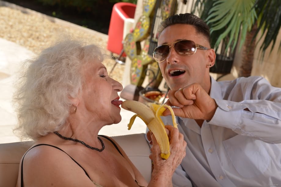 Norma B spalanca le cosce per un cazzo giovane implacabile in un hard core duro con la nonnina rugosa - 7