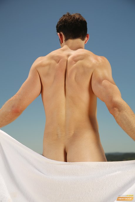 Jake Switch messo alla brace a entrambi gli estremi da massaggiatori gay in un threesome bollente al bordo piscina - 2