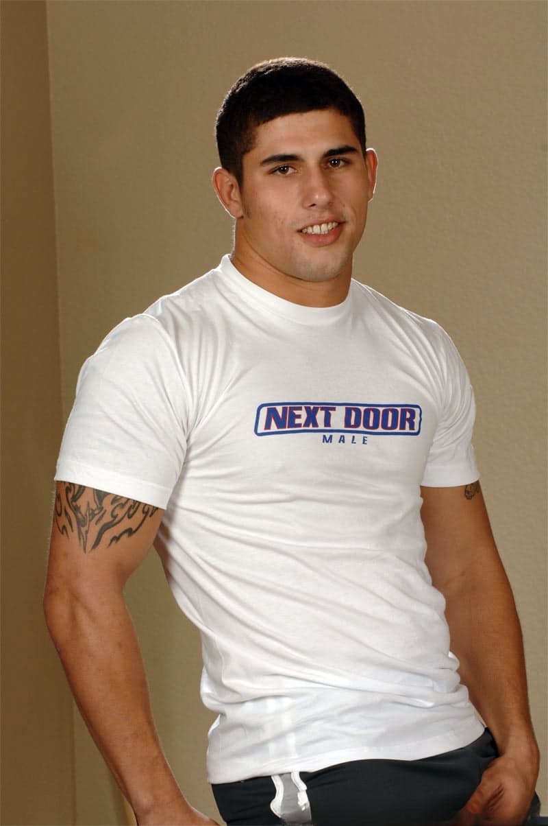Jimmy Clay presume de su físico desnudo, musculoso y marcado, y de su dura y palpitante polla - 2
