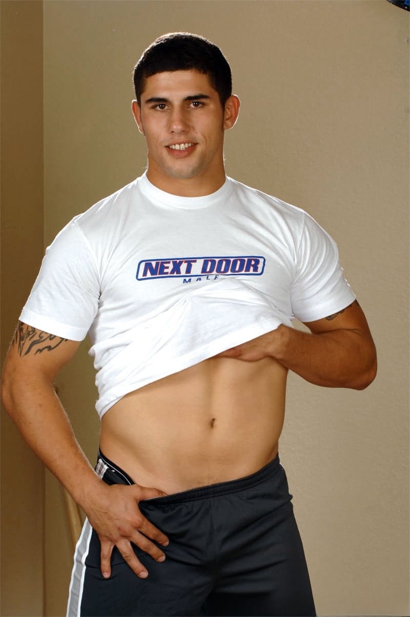 Jimmy Clay presume de su físico desnudo, musculoso y marcado, y de su dura y palpitante polla - 3