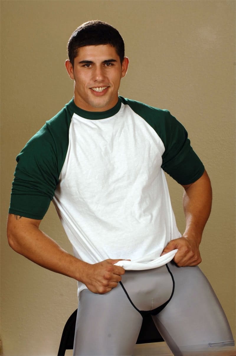Jimmy Clay presume de su físico desnudo, musculoso y marcado, y de su dura y palpitante polla - 6