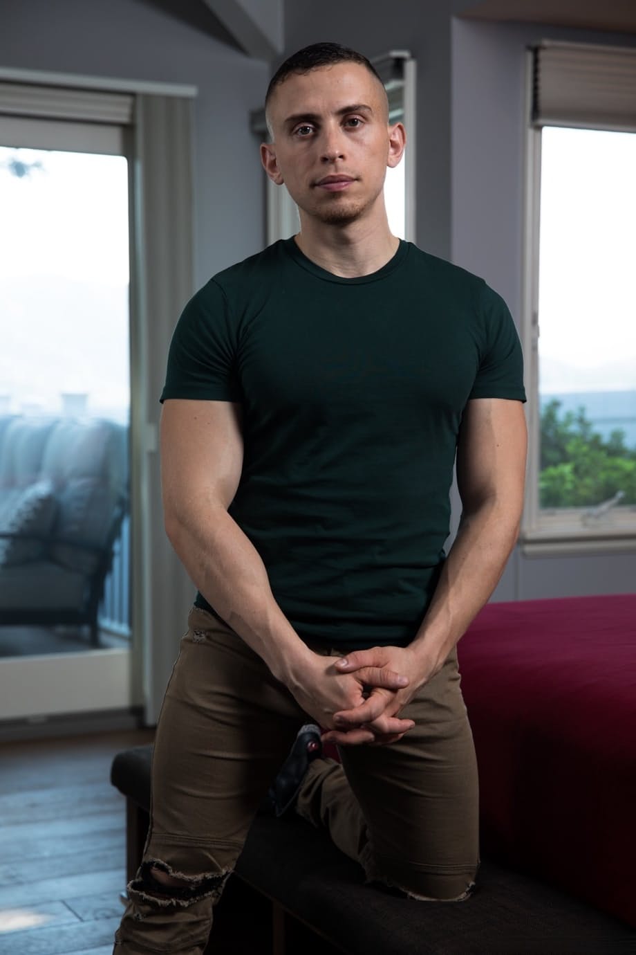 Dante Martin donne des coups de boutoir dans le cul serré du beau mec musclé Quentin lors d'une passionnante partie de sexe gay - 1