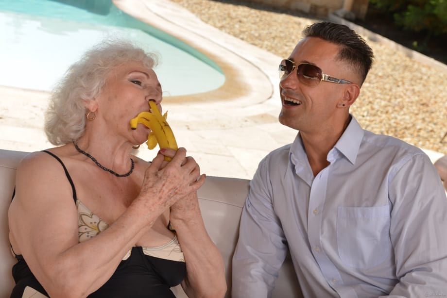 La fica matura bagnata di Norma B. leccata da un uomo maturo sul patio della piscina - 7