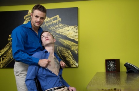 El encuentro lujurioso gay de Scott Finn sobre el escritorio en medio de una tensa reunión de negocios - 11