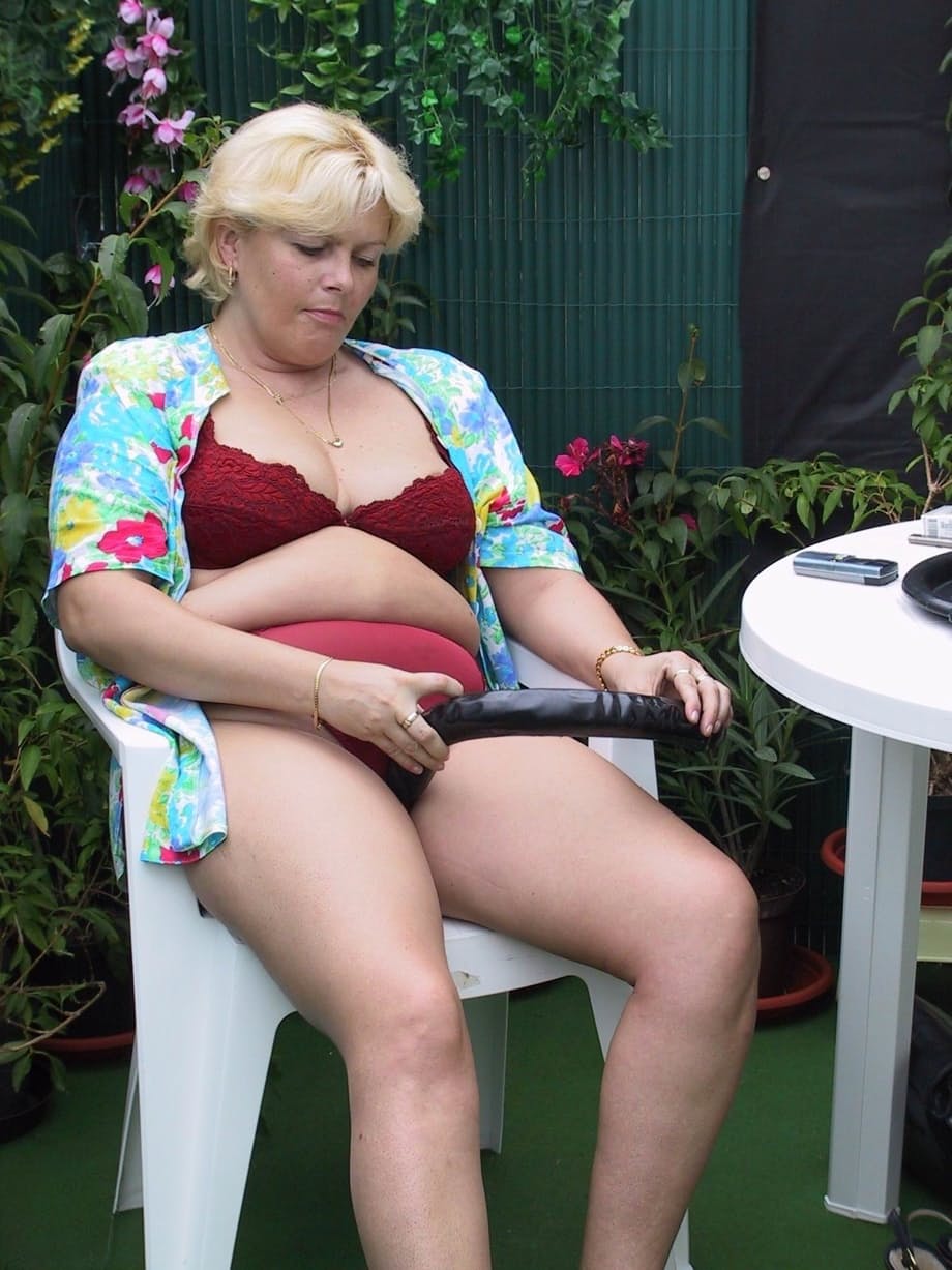 Osserva l’imitosa bionda Andrea A che si masturba avidamente con un toy enorme in un giardino illuminato dal sole - 4
