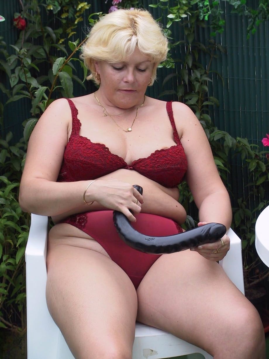 Osserva l’imitosa bionda Andrea A che si masturba avidamente con un toy enorme in un giardino illuminato dal sole - 7
