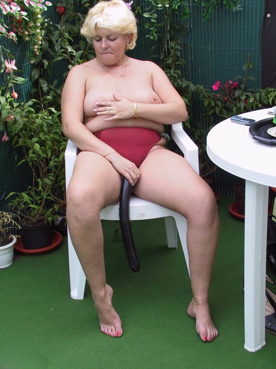 Osserva l’imitosa bionda Andrea A che si masturba avidamente con un toy enorme in un giardino illuminato dal sole - 12