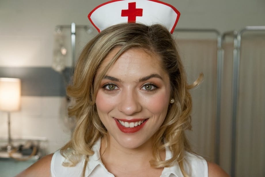 Lia Lor exhibe de petits seins minuscules et une chatte rose dans un uniforme infirmier coquin dans le service des hommes - 16