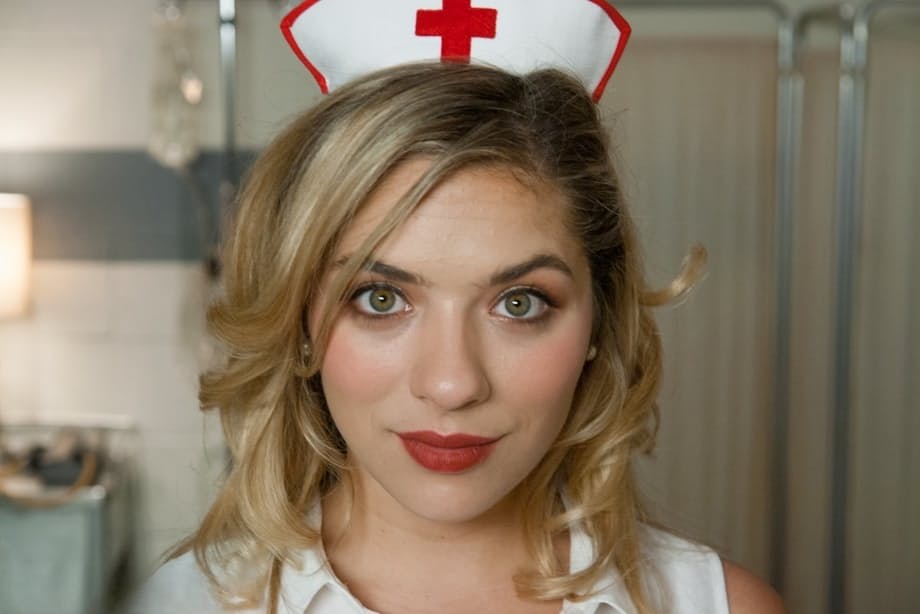 Lia Lor exhibe de petits seins minuscules et une chatte rose dans un uniforme infirmier coquin dans le service des hommes - 18