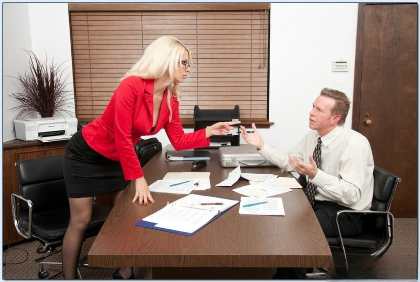 Jazy Berlin, audacieuse séductrice blonde platine, s'effondre sur le bureau de bureau pour un sexe torride avec son collègue bien monté - 6