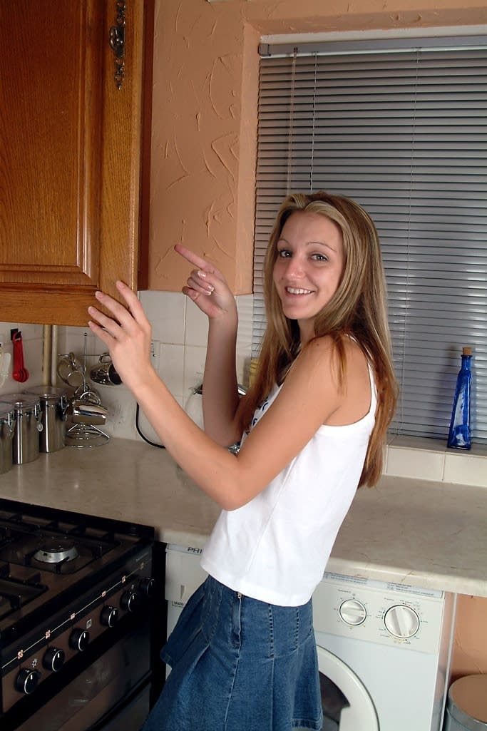 Kim B extiende su jugoso y pequeño coño en un striptease provocativo en una cocina calurosa - 12