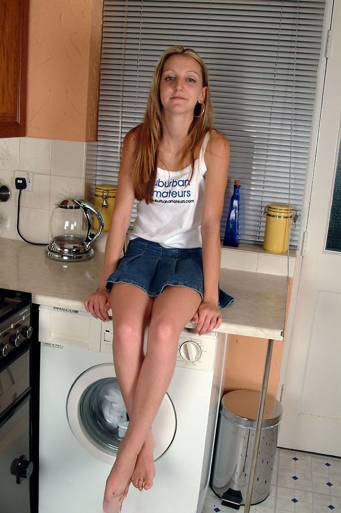 Kim B extiende su jugoso y pequeño coño en un striptease provocativo en una cocina calurosa - 13